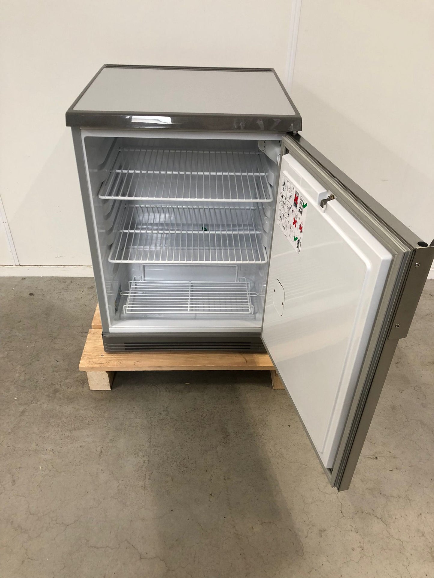Tafelmodel koelkast UKU160 CHR